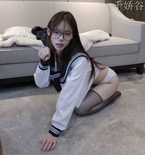 高颜值白虎网红小小绘黑丝jk制服优等生